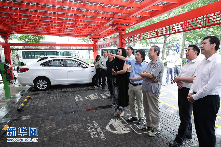 近日，中共中央政治局委員、國(guó)務(wù)院副總理馬凱在北京調(diào)研新能源汽車產(chǎn)業(yè)發(fā)展。這是7月4日，馬凱在北京深入新能源汽車充換電設(shè)施、充電服務(wù)平臺(tái)、分時(shí)租賃等單位調(diào)研。新華社記者 龐興雷 攝