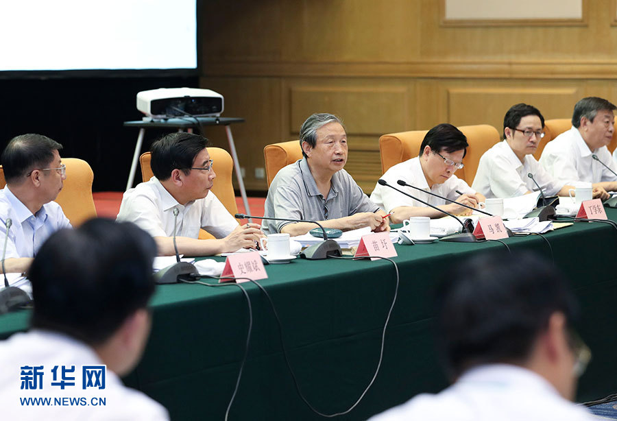 近日，中共中央政治局委員、國(guó)務(wù)院副總理馬凱在北京調(diào)研新能源汽車產(chǎn)業(yè)發(fā)展。這是7月4日，馬凱在北京深入新能源汽車充換電設(shè)施、充電服務(wù)平臺(tái)、分時(shí)租賃等單位調(diào)研，并主持召開推廣應(yīng)用座談會(huì)。新華社記者 龐興雷 攝