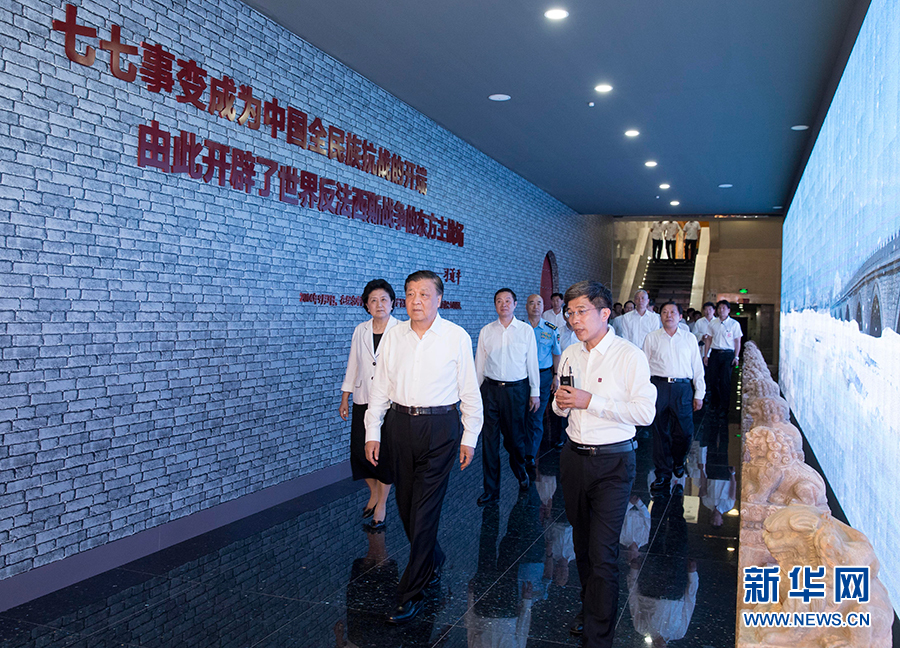 7月7日，紀(jì)念全民族抗戰(zhàn)爆發(fā)80周年儀式在中國(guó)人民抗日戰(zhàn)爭(zhēng)紀(jì)念館舉行。中共中央政治局常委、中央書(shū)記處書(shū)記劉云山出席儀式并講話。這是儀式后，劉云山參觀《全民抗戰(zhàn)偉大壯舉&mdash;&mdash;紀(jì)念全民族抗戰(zhàn)爆發(fā)80周年專(zhuān)題展覽》。 新華社記者丁林?jǐn)z