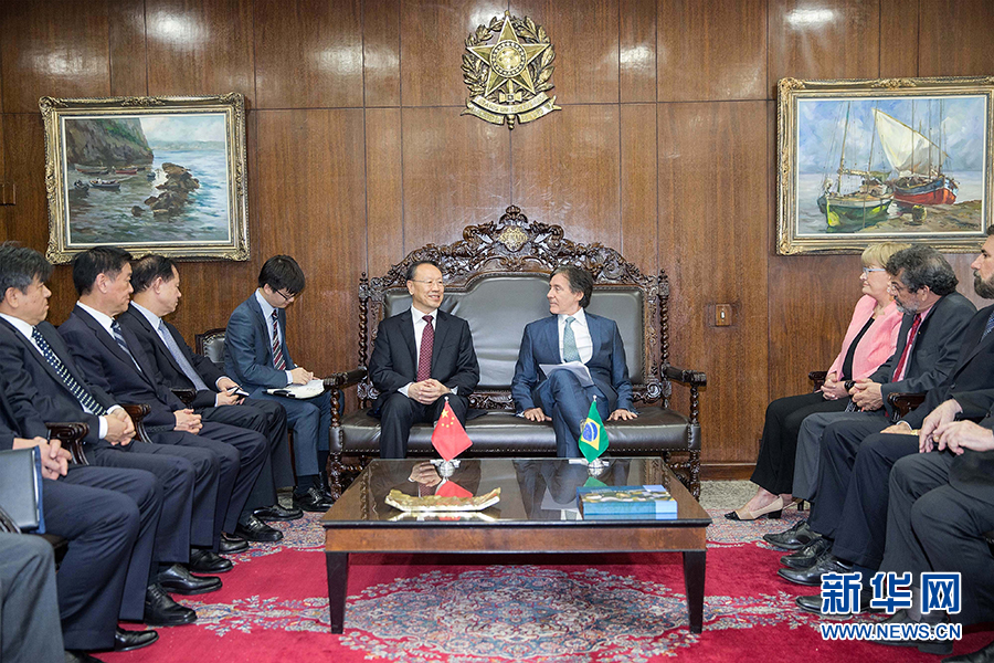 7月11日，在巴西首都巴西利亞，中共中央書記處書記、全國(guó)政協(xié)副主席杜青林（中左）會(huì)見巴西參議院議長(zhǎng)歐尼西奧·奧利維拉（中右）。新華社記者李明攝