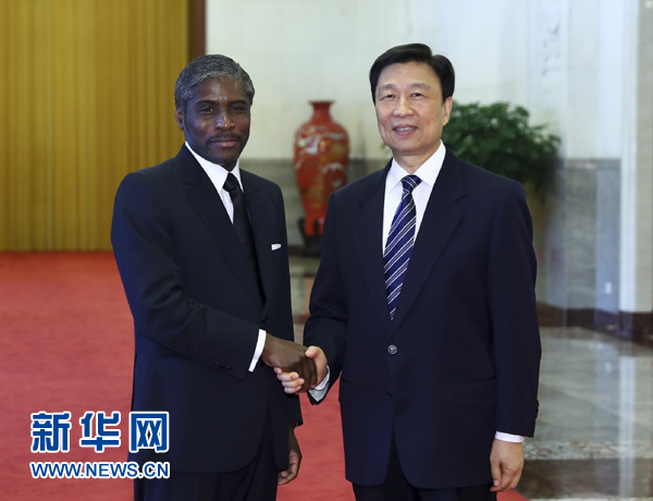 7月13日，中國國家副主席李源潮在北京人民大會堂與赤道幾內(nèi)亞副總統(tǒng)曼格會談。 新華社記者 謝環(huán)馳 攝