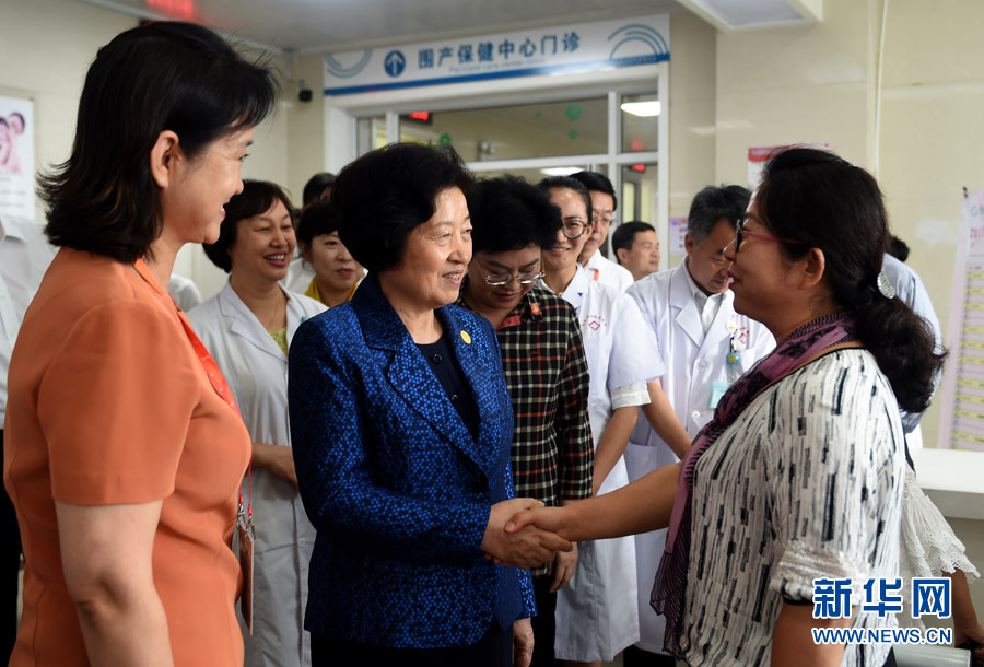 8月9日，中共中央政治局委員、中央統(tǒng)戰(zhàn)部部長(zhǎng)、中央代表團(tuán)副團(tuán)長(zhǎng)孫春蘭率中央代表團(tuán)三分團(tuán)，先后赴內(nèi)蒙古自治區(qū)烏海市、阿拉善盟看望各族干部群眾。這是孫春蘭在烏海市婦兒醫(yī)療預(yù)防保健中心同患者親切交談。新華社記者 任軍川 攝