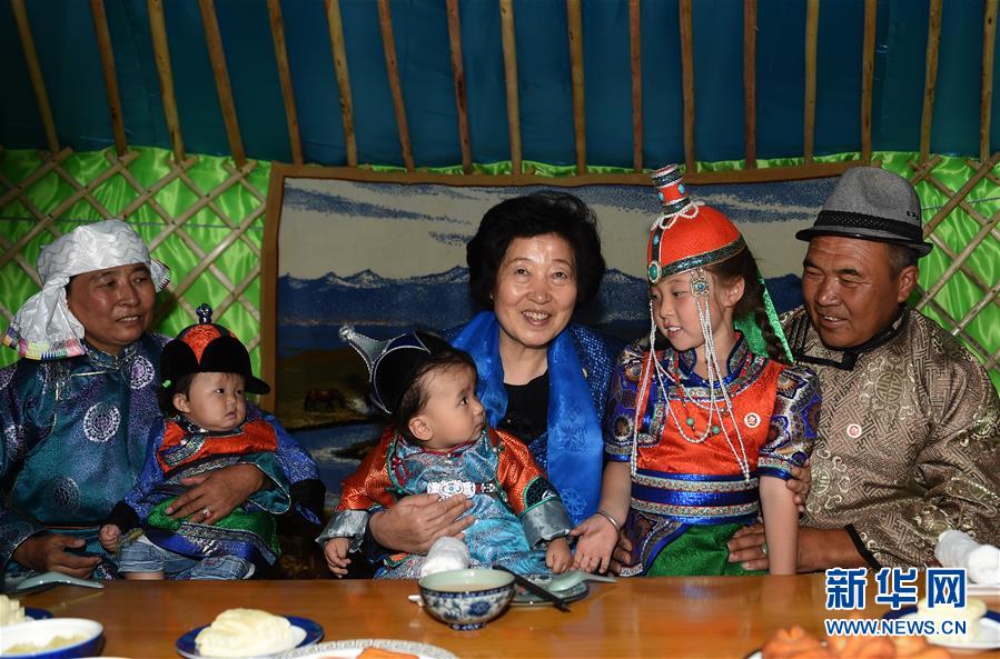 8月11日，帶著以習(xí)近平同志為核心的黨中央的親切關(guān)懷和全國各族人民的美好祝福，中共中央政治局委員、中央統(tǒng)戰(zhàn)部部長、中央代表團副團長孫春蘭率中央代表團三分團在錫林郭勒盟看望各族干部群眾，共同慶祝內(nèi)蒙古自治區(qū)成立70周年。這是孫春蘭在錫林浩特市寶力根蘇木牧民巴·巴特爾（右一）家中看望。新華社記者 任軍川 攝