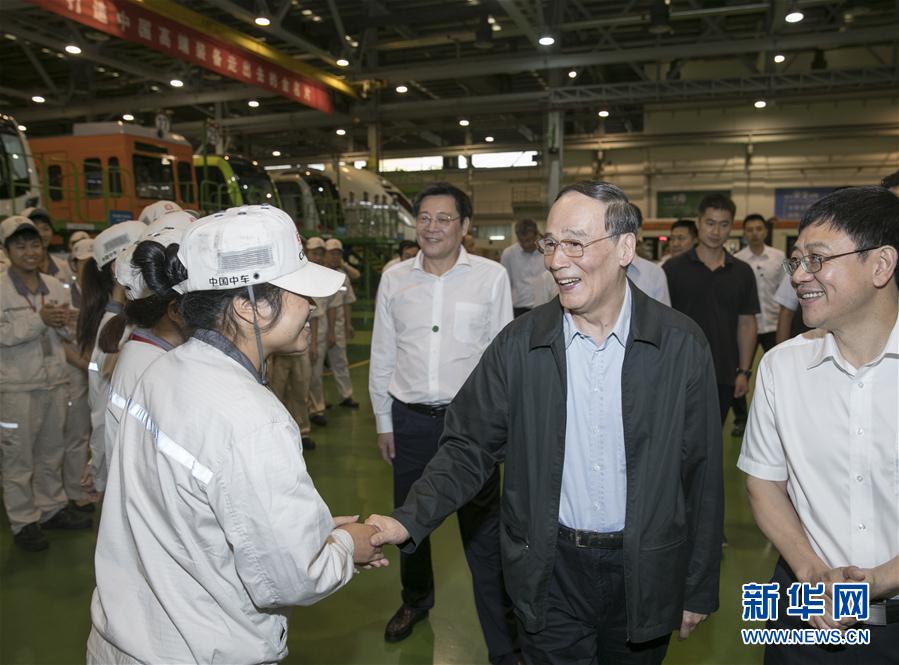 9月3日至5日，中共中央政治局常委、中央紀委書記、中央巡視工作領導小組組長王岐山在湖南省調(diào)研并主持召開巡察工作座談會。這是9月4日，王岐山到中國中車株洲電力機車有限公司考察。新華社記者 王曄 攝
