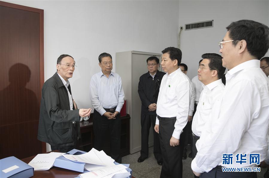 9月3日至5日，中共中央政治局常委、中央紀委書記、中央巡視工作領導小組組長王岐山在湖南省調(diào)研并主持召開巡察工作座談會。這是9月4日，王岐山來到株洲市委巡察辦看望巡察干部。新華社記者 王曄 攝
