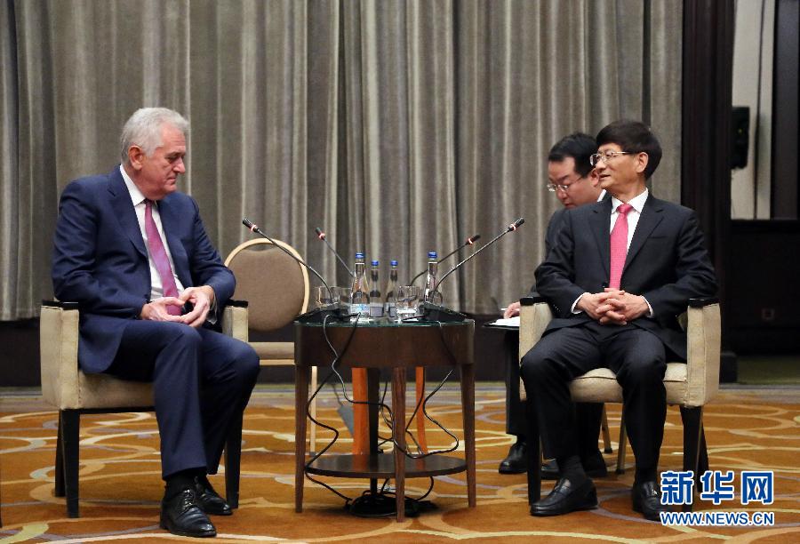 9月11日，在塞爾維亞首都貝爾格萊德，習(xí)近平主席特使、中共中央政治局委員、中央政法委書記孟建柱（右）會見塞爾維亞前總統(tǒng)尼科利奇（左）。新華社記者王慧娟攝