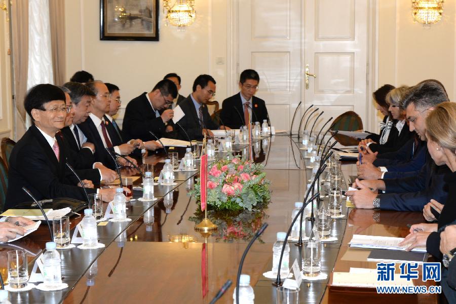 9月12日，克羅地亞總理普連科維奇（右二）在首都薩格勒布會見到訪的習近平主席特使、中共中央政治局委員、中央政法委書記孟建柱（左一）。新華社記者高磊攝