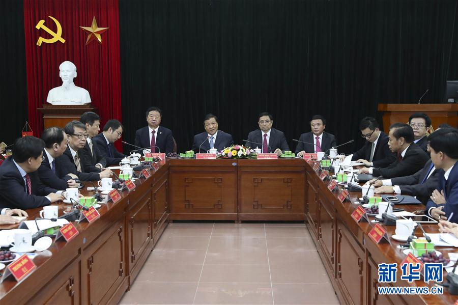 應(yīng)越南共產(chǎn)黨邀請(qǐng)，中共中央政治局常委、中央書記處書記劉云山9月18日至19日對(duì)越南進(jìn)行正式訪問。這是9月19日，劉云山在越共中央政治局委員范明政陪同下考察胡志明國(guó)家政治學(xué)院，并與曾赴華考察交流的越方學(xué)員代表進(jìn)行座談。 新華社記者龐興雷 攝