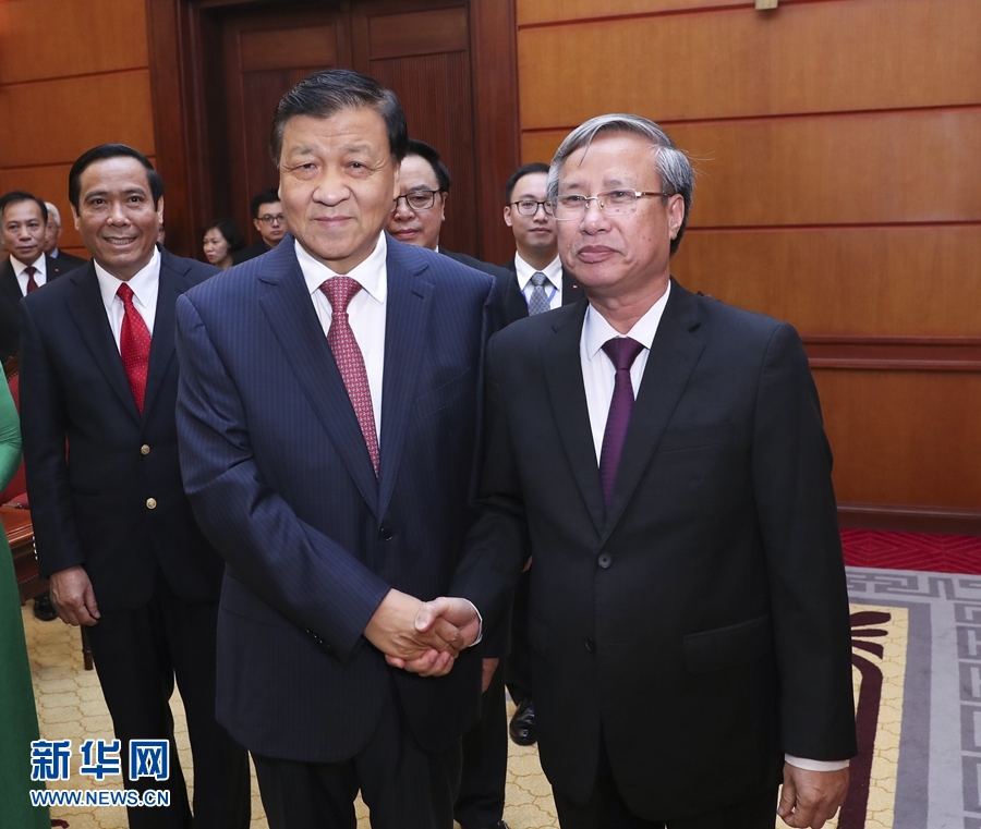 應(yīng)越南共產(chǎn)黨邀請(qǐng)，中共中央政治局常委、中央書記處書記劉云山9月18日至19日對(duì)越南進(jìn)行正式訪問。這是9月18日，劉云山在河內(nèi)與越共中央政治局委員陳國(guó)旺舉行會(huì)談。 新華社記者 龐興雷 攝