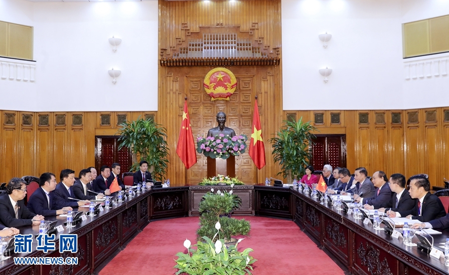 應(yīng)越南共產(chǎn)黨邀請(qǐng)，中共中央政治局常委、中央書記處書記劉云山9月18日至19日對(duì)越南進(jìn)行正式訪問。這是9月19日，劉云山在河內(nèi)會(huì)見越南總理阮春福。 新華社記者 丁林 攝