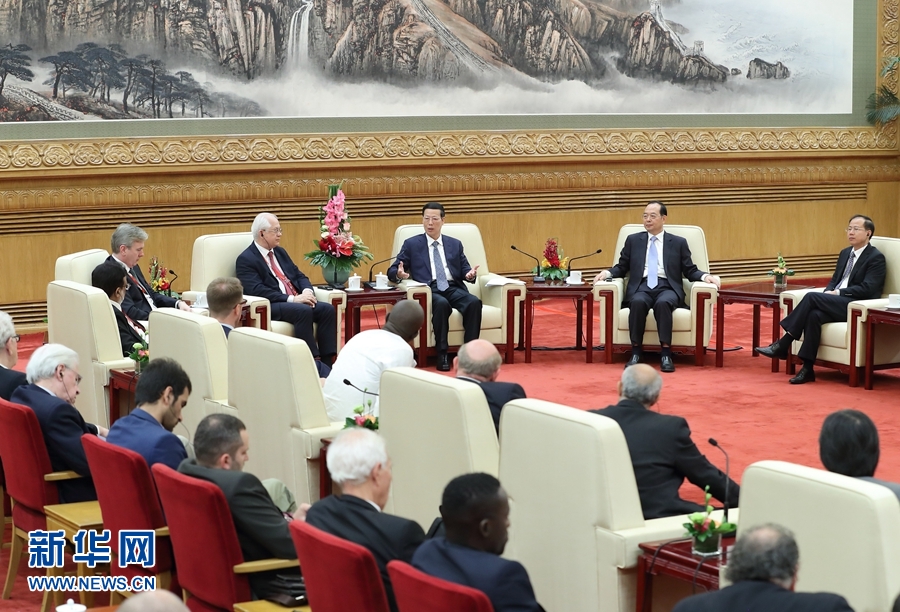 9月21日，中共中央政治局常委、國(guó)務(wù)院副總理張高麗在北京人民大會(huì)堂會(huì)見來(lái)華參加2017&ldquo;一帶一路&rdquo;媒體合作論壇的外方代表并回答大家關(guān)心的問(wèn)題。新華社記者王曄攝 