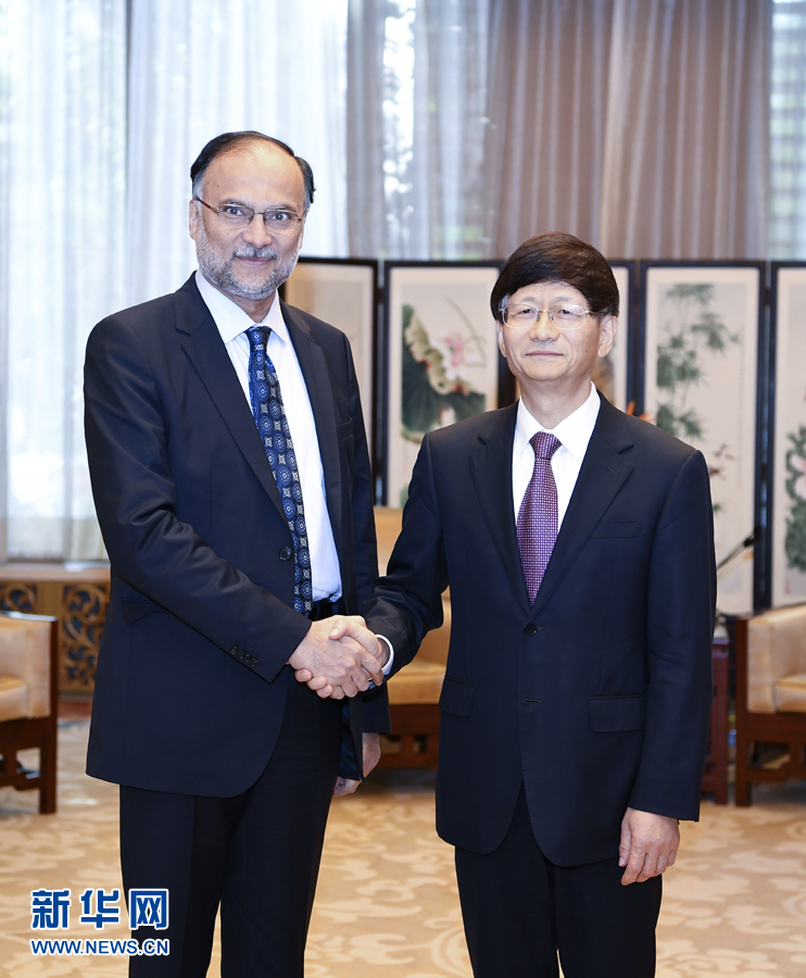 9月26日，中共中央政治局委員、中央政法委書記孟建柱在北京會(huì)見(jiàn)來(lái)華出席國(guó)際刑警組織第86屆全體大會(huì)的巴基斯坦內(nèi)政部長(zhǎng)伊克巴爾。新華社記者 張領(lǐng) 攝