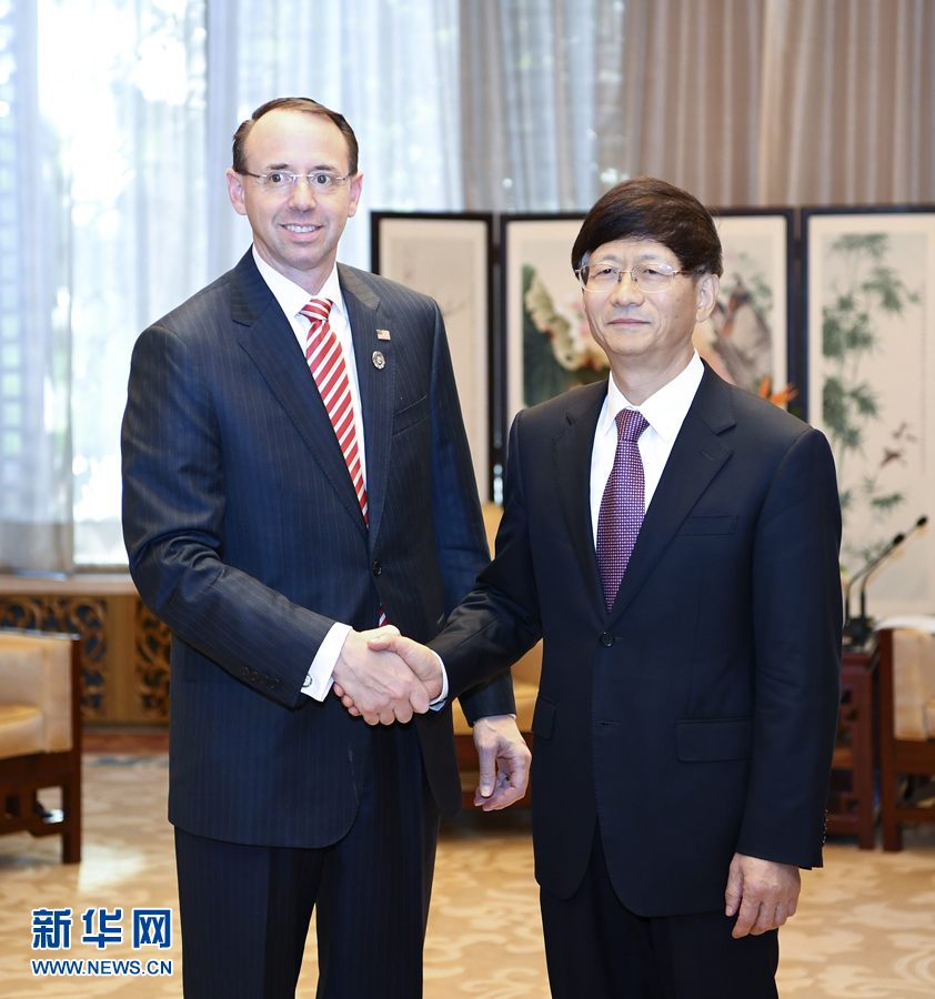 9月26日，中共中央政治局委員、中央政法委書記孟建柱在北京會(huì)見(jiàn)來(lái)華出席國(guó)際刑警組織第86屆全體大會(huì)的美國(guó)司法部常務(wù)副部長(zhǎng)羅森斯坦。新華社記者 張領(lǐng) 攝