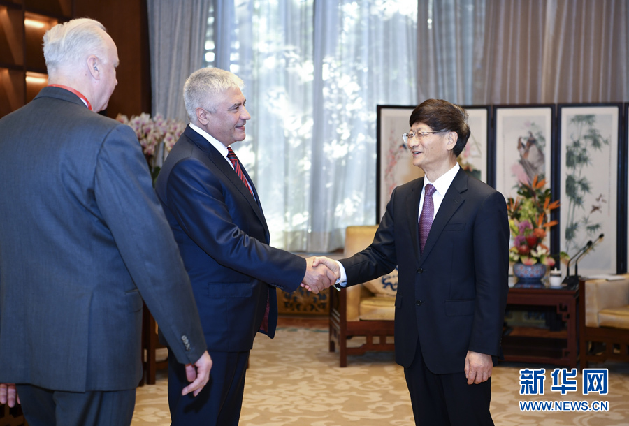 9月26日，中共中央政治局委員、中央政法委書記孟建柱在北京會(huì)見(jiàn)來(lái)華出席國(guó)際刑警組織第86屆全體大會(huì)的俄羅斯內(nèi)務(wù)部長(zhǎng)科洛科利采夫（左二）和俄聯(lián)邦調(diào)查委員會(huì)主席巴斯特雷金（左一）。新華社記者 張領(lǐng) 攝 