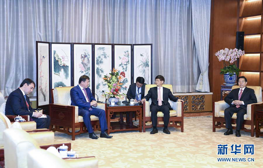 9月26日，中共中央政治局委員、中央政法委書記孟建柱在北京會(huì)見(jiàn)來(lái)華出席國(guó)際刑警組織第86屆全體大會(huì)的塔吉克斯坦內(nèi)務(wù)部長(zhǎng)拉希姆佐達(dá)。國(guó)務(wù)委員、公安部部長(zhǎng)郭聲琨參加有關(guān)會(huì)見(jiàn)。新華社記者 張領(lǐng) 攝