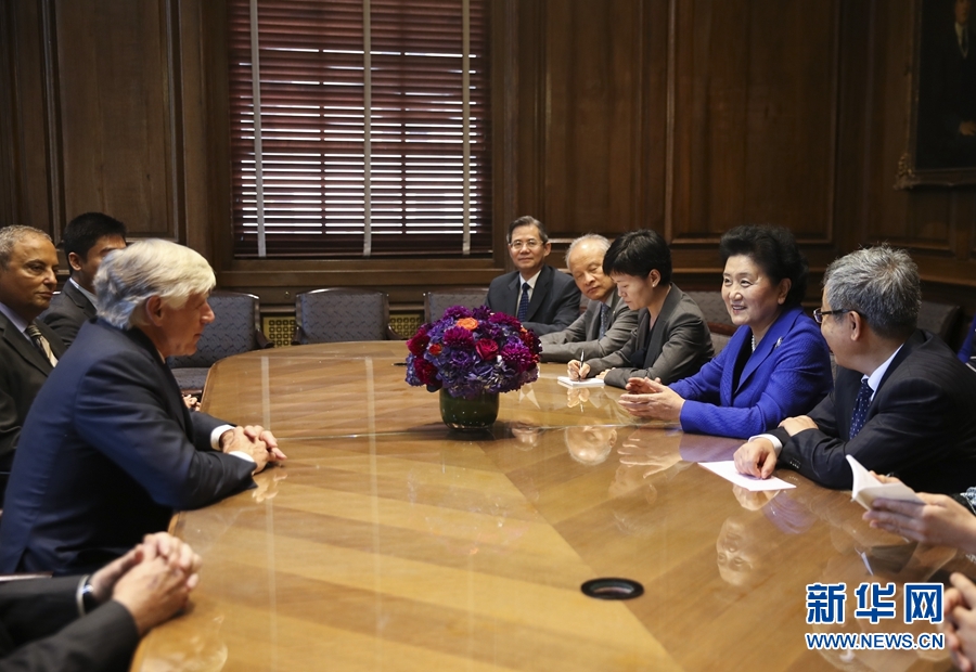 當?shù)貢r間9月26日，國務院副總理劉延東在紐約哥倫比亞大學出席中美大學校長與智庫論壇并發(fā)表主旨演講。這是論壇開始前，國務院副總理劉延東（右二）會見哥倫比亞大學校長博林格（左）。新華社記者 王迎 攝