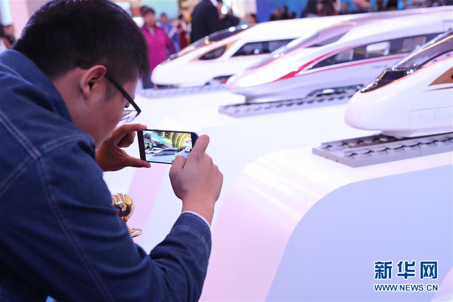 （十九大時光·圖文互動）（2）向著夢想，奮進！——來自“砥礪奮進的五年”大型成就展現(xiàn)場的報道 