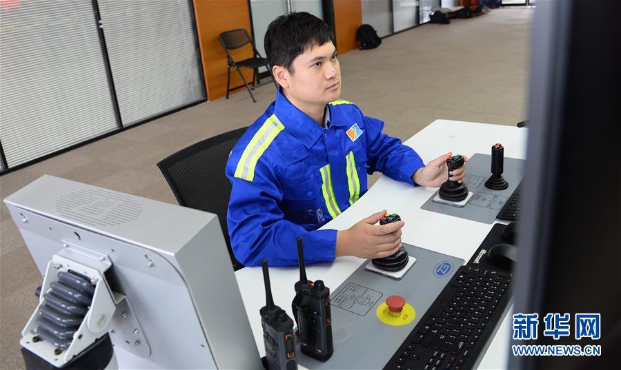 (十九大時光·圖文互動)(2)歷史性成就彪炳史冊 新時代藍(lán)圖催人奮進(jìn)——來自基層蹲點現(xiàn)場的報道