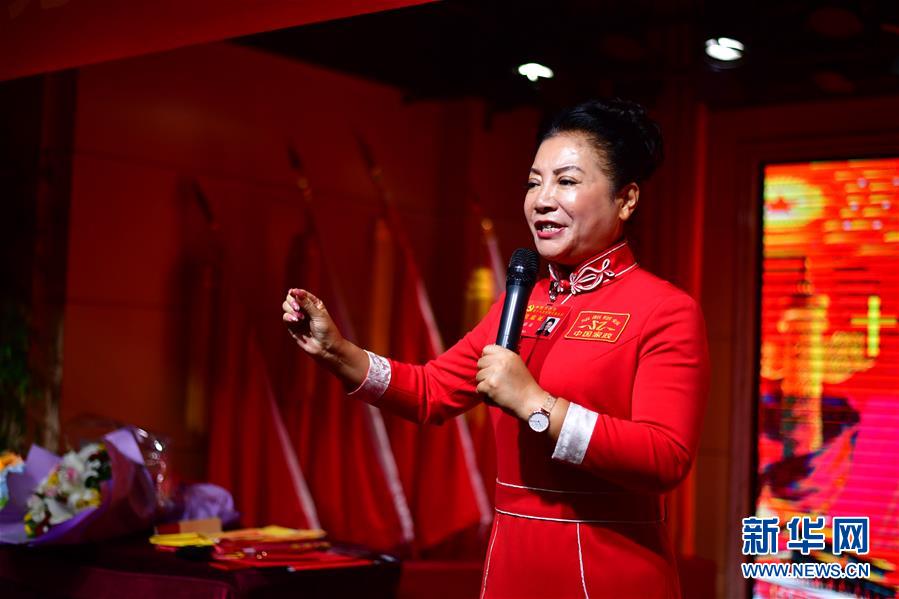 （十九大代表回基層&middot;圖文互動）&ldquo;網(wǎng)紅書記&rdquo;薛榮：以黨建促發(fā)展 &ldquo;線上&rdquo;&ldquo;線下&rdquo;一齊抓