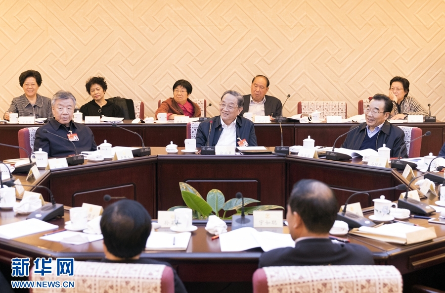 10月30日，政協(xié)第十二屆全國委員會(huì)常務(wù)委員會(huì)第二十三次會(huì)議舉行分組討論，與會(huì)人員圍繞深入學(xué)習(xí)貫徹中共十九大精神認(rèn)真討論，積極建言獻(xiàn)策。全國政協(xié)主席俞正聲參加討論。新華社記者 丁海濤 攝