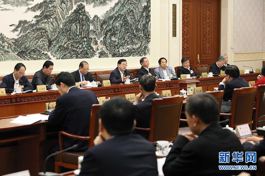 12月23日，十二屆全國(guó)人大常委會(huì)第三十一次會(huì)議舉行分組會(huì)議，審議監(jiān)察法草案二次審議稿等。張德江委員長(zhǎng)參加審議。 新華社記者劉衛(wèi)兵攝