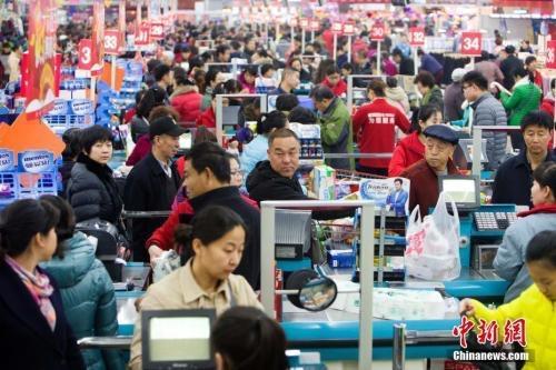 資料圖：民眾購買生活用品。張云 攝