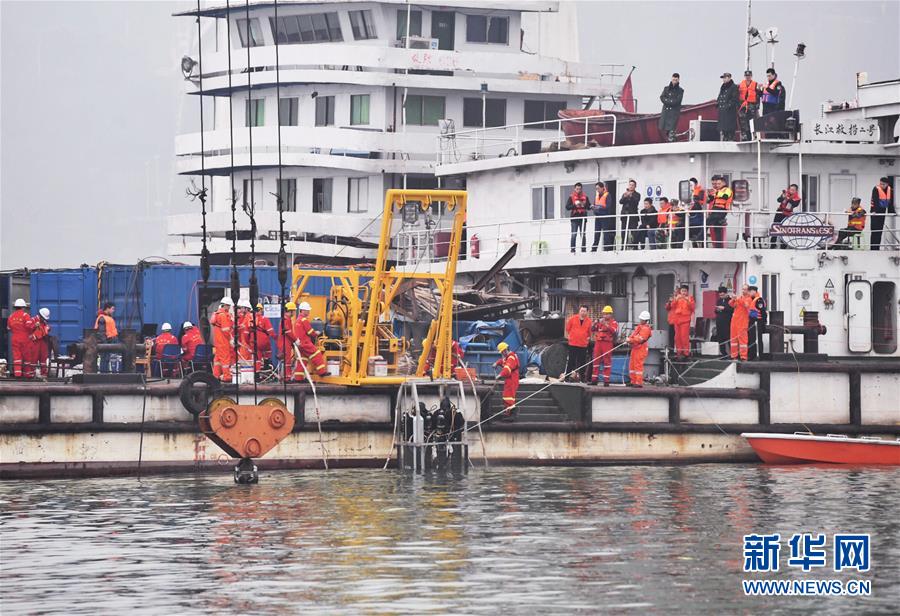 (重慶公交車墜江事故·后續(xù))(2)重慶萬州墜江公交車按計(jì)劃今晚將被打撈出水