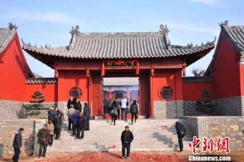 資料圖：元旦小長假期間，威海南海新區(qū)云龍山上舉辦新年廟會?！⒉?攝