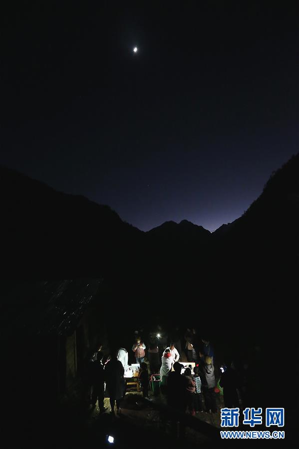 (新華全媒頭條·圖文互動(dòng))(5)大峽谷里的“背簍醫(yī)生”