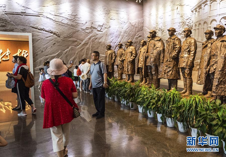 (新華全媒頭條·壯麗70年·奮斗新時代——記者再走長征路·圖文互動)(8)偉大轉折是怎樣發(fā)生的——重回遵義會議現(xiàn)場