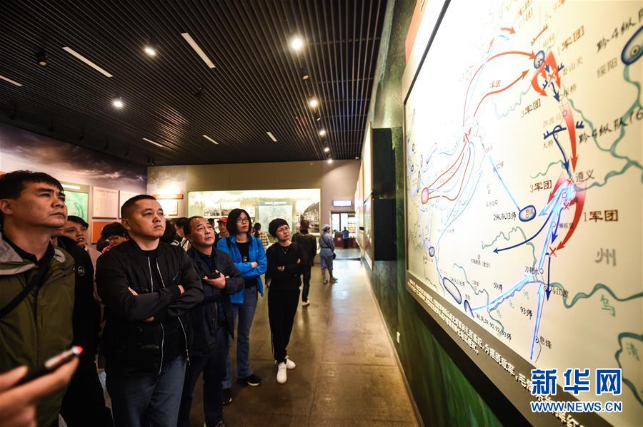 (新華全媒頭條·壯麗70年·奮斗新時代——記者再走長征路·圖文互動)(3)偉大轉折是怎樣發(fā)生的——重回遵義會議現(xiàn)場