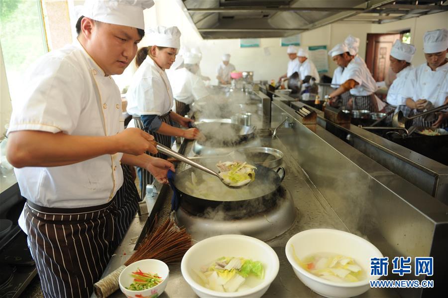 (壯麗70年·奮斗新時(shí)代——共和國發(fā)展成就巡禮·圖文互動(dòng))(5)多彩貴州闖新路