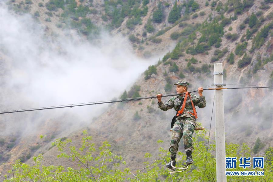 (圖文互動(dòng))(2)高原上的“拴心石”——記某信息通信基地四營(yíng)五連連長(zhǎng)翁春芳