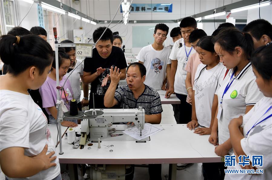 (壯麗70年·奮斗新時代——共和國發(fā)展成就巡禮·圖文互動)(4)優(yōu)先發(fā)展 奠基未來——共和國教育事業(yè)發(fā)展成就巡禮