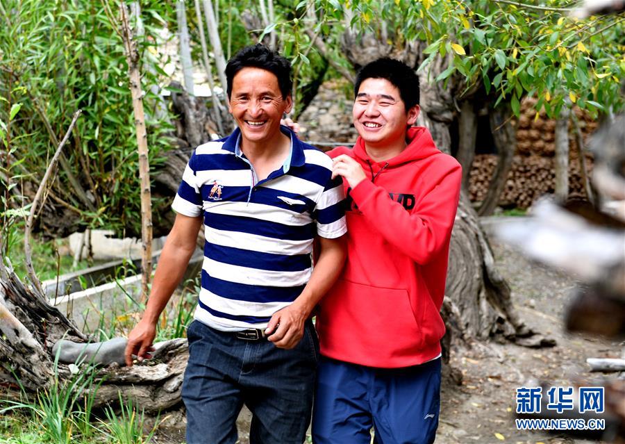 （在習近平新時代中國特色社會主義思想指引下——新時代新作為新篇章·總書記關(guān)心的百姓身邊事·圖文互動)（3）“我走進大山，是為了讓你走出大山”——大學生支教故事