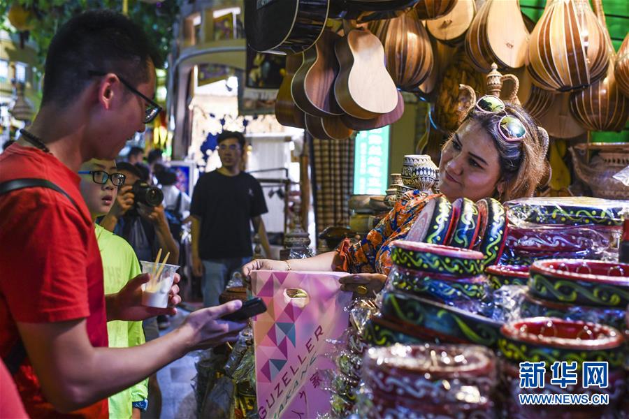 （新華全媒頭條·圖文互動(dòng)）（4）同心筑夢(mèng)映天山——新疆70年改革發(fā)展穩(wěn)定述評(píng)