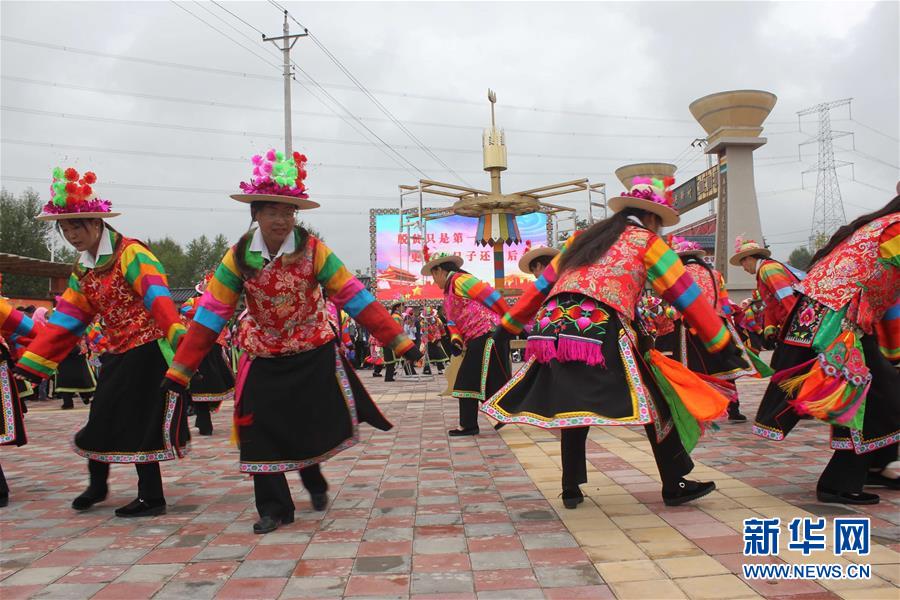 （集中連片特困地區(qū)貧困村調研行·圖文互動）（2）搬下山天地寬　真脫貧笑開顏——青海互助土族自治縣班彥村脫貧調查 