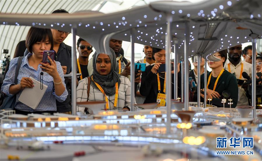 (經(jīng)濟(jì))(8)中外媒體參觀北京大興國際機(jī)場