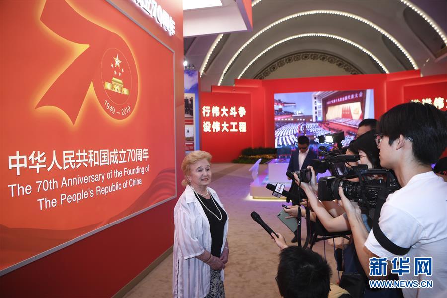 (圖文互動)(2)讓友誼輝映未來——記“友誼勛章”獲得者及代表參觀慶祝中華人民共和國成立70周年大型成就展