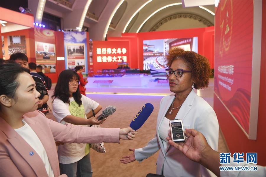 (圖文互動)(5)讓友誼輝映未來——記“友誼勛章”獲得者及代表參觀慶祝中華人民共和國成立70周年大型成就展