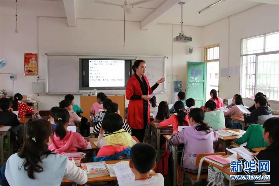 (圖文互動(dòng))(1)“擔(dān)起山里娃沉甸甸的夢(mèng)想”——記廣西大石山區(qū)小學(xué)教師蒙曉梅