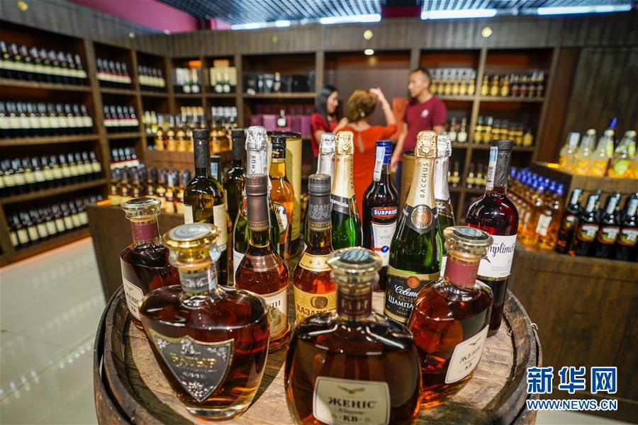 （在習(xí)近平新時代中國特色社會主義思想指引下&mdash;&mdash;新時代新作為新篇章&middot;總書記關(guān)切開放事&middot;圖文互動）（4）開放，讓迢迢邊關(guān)擁有穩(wěn)穩(wěn)幸福&mdash;&mdash;來自內(nèi)陸沿邊開放小城的故事