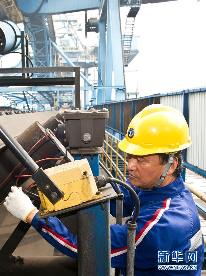 (愛國情 奮斗者·圖文互動)(1)錨定無悔奮進(jìn)的航向——記港口創(chuàng)新路上的“藍(lán)領(lǐng)專家”孔祥瑞