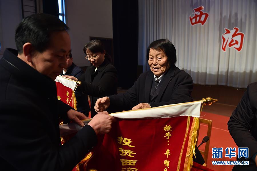 (新華全媒頭條·兩會(huì)特別報(bào)道·圖文互動(dòng))(4)向著夢(mèng)想的接力——“90歲”與“95后”代表的“對(duì)話”