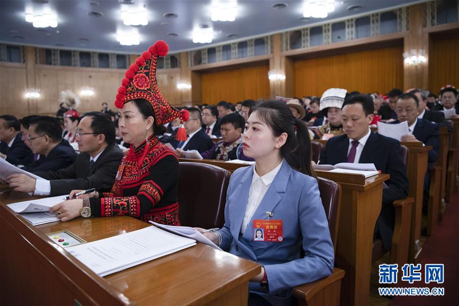 (新華全媒頭條·兩會(huì)特別報(bào)道·圖文互動(dòng))(11)向著夢(mèng)想的接力——“90歲”與“95后”代表的“對(duì)話”