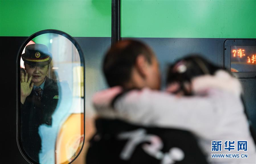 (新春走基層·圖文互動(dòng))(1)站臺(tái)上的“兩塊表”