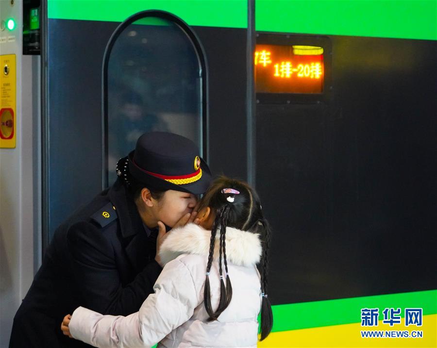 (新春走基層·圖文互動(dòng))(3)站臺(tái)上的“兩塊表”