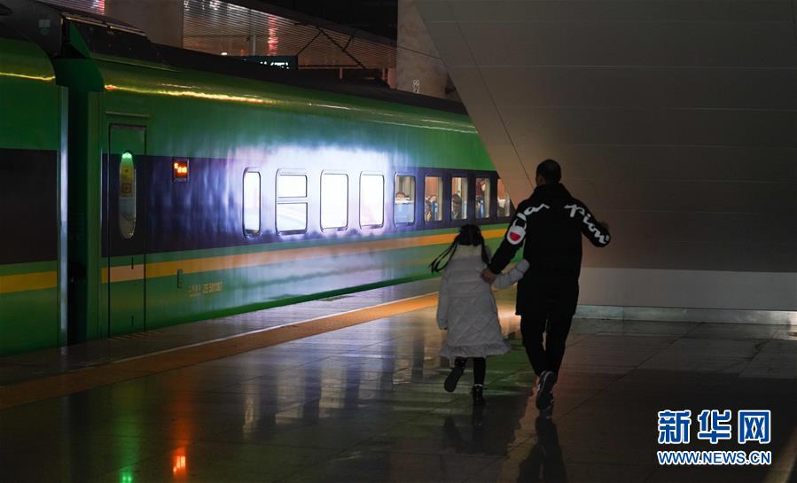 (新春走基層·圖文互動(dòng))(9)站臺(tái)上的“兩塊表”