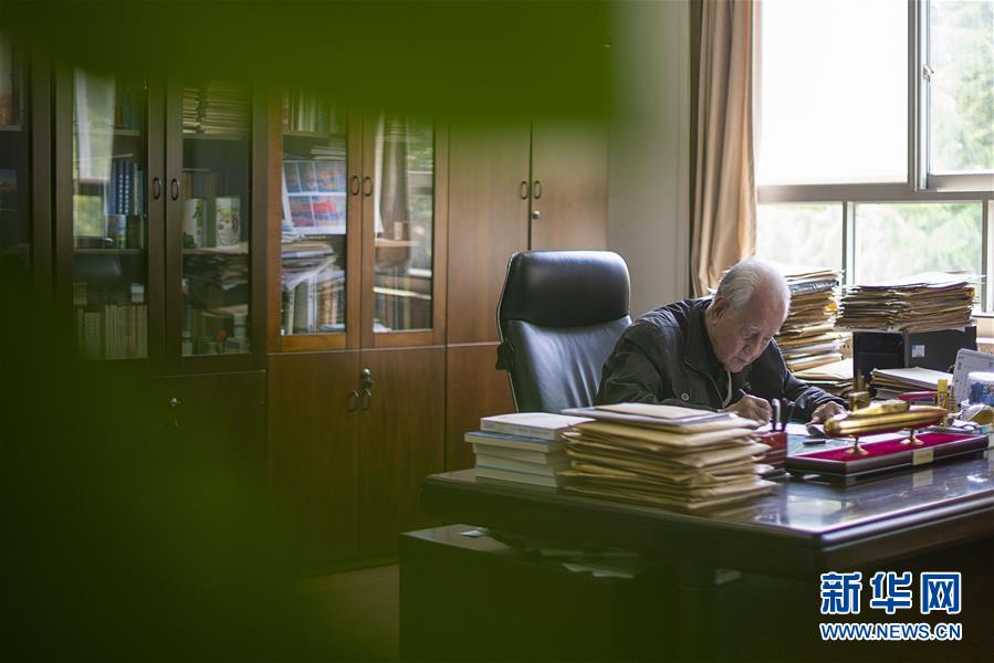 （今日關(guān)注·科技獎(jiǎng)勵(lì)大會(huì)·圖文互動(dòng)）（5）此生屬于祖國(guó)，此生無(wú)怨無(wú)悔——隱身30年的中國(guó)核潛艇先驅(qū)黃旭華