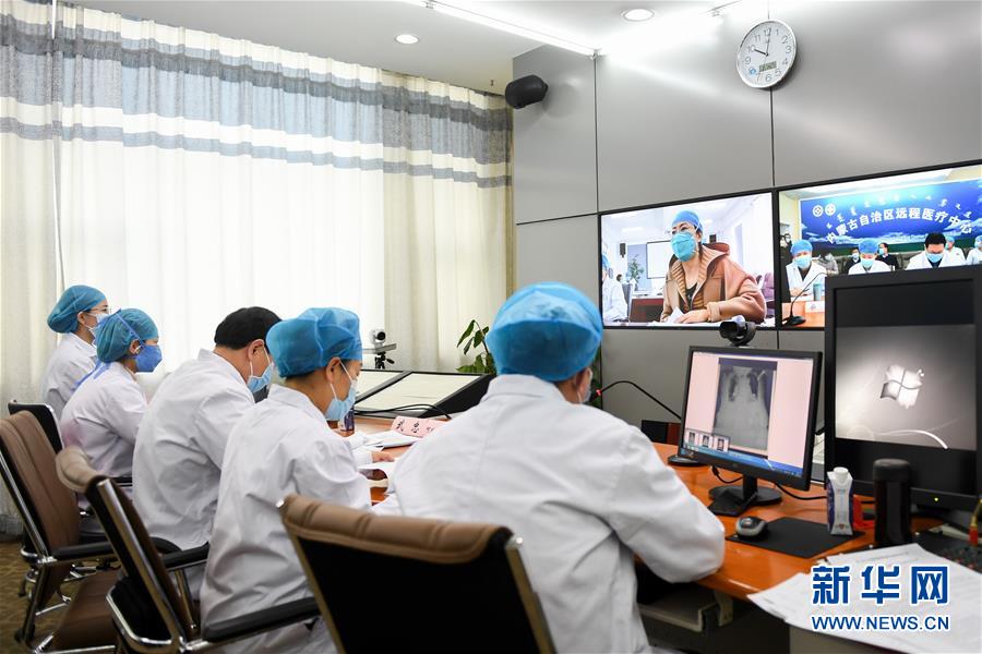 (聚焦疫情防控·圖文互動)(2)特寫:遠(yuǎn)程醫(yī)療中心里的生命接力